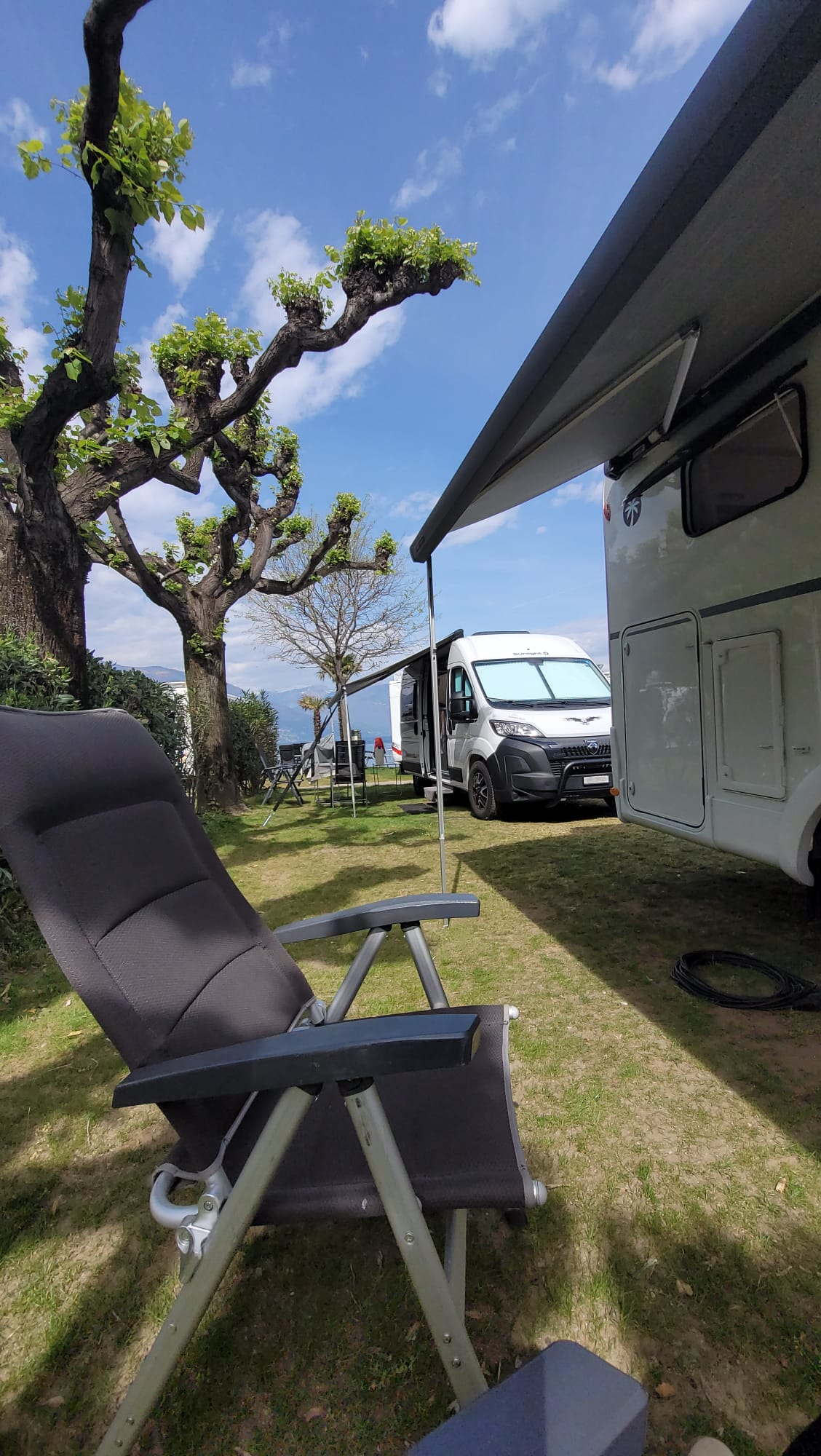 Ein Wohnmobil von ML-Reisemobile auf einem Campingplatz